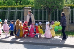 Korowód przedszkolaków przez centrum Porąbki w Tygodniu Bibliotek