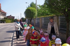 Korowód przedszkolaków przez centrum Porąbki w Tygodniu Bibliotek